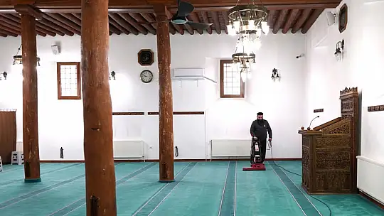 Melikgazi'de camiler Ramazan için temizleniyor