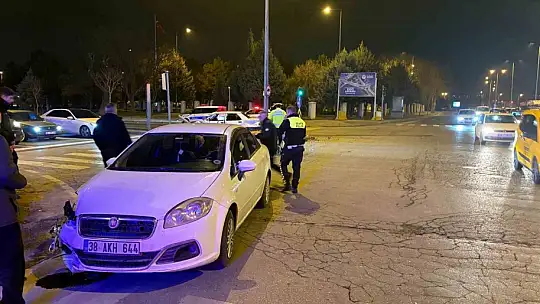 Melikgazi'de iki otomobil kavşakta çarpıştı