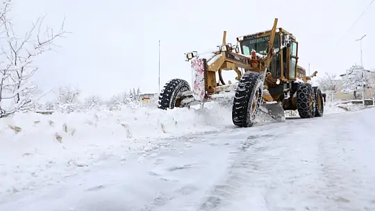 Melikgazi'de karla mücadele çalışmaları kesintisiz devam ediyor