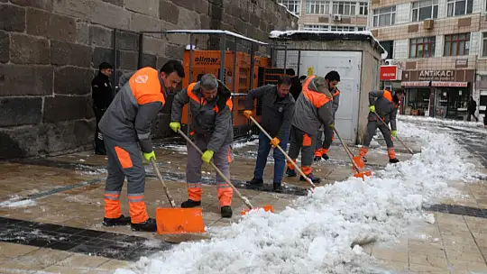 Melikgazi'de karla mücadele çalışmaları kesintisiz devam ediyor