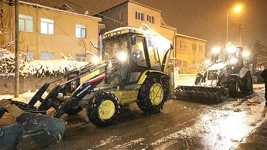 Melikgazi'de karla mücadele çalışmaları kesintisiz devam ediyor
