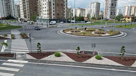 Melikgazi'de kavşak ve refüjler beğeni topladı
