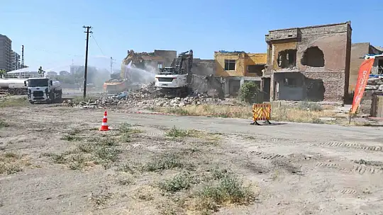 Melikgazi'de metruk 5 yapı yıkıldı