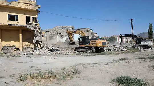 Melikgazi'de metruk 5 yapı yıkıldı