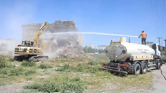 Melikgazi'de metruk yapılar yıkıldı