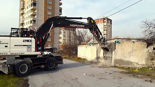 Melikgazi'de metruk yapılar yıkıldı