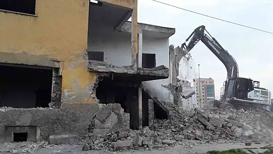 Melikgazi'de metruk yapılar yıkıldı