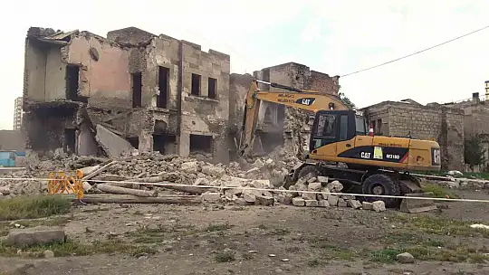 Melikgazi'de metruk yapılar yıkıldı