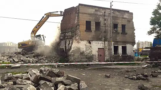 Melikgazi'de metruk yapılar yıkıldı