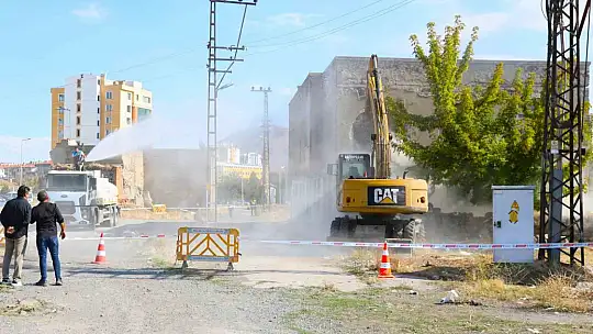 Melikgazi'de metruk yapılar yıkıldı
