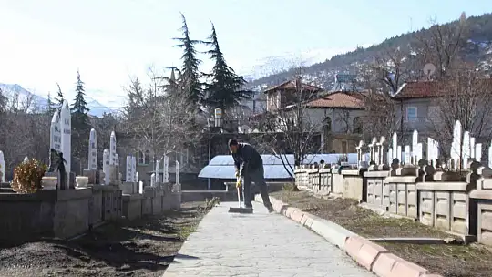 Melikgazi'de mezarlıklar bayram için temizlendi