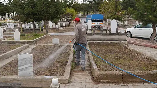 Melikgazi'de mezarlıklar bayrama hazırlanıyor