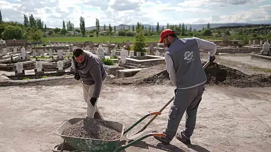 Melikgazi'de mezarlıklar bayrama hazırlanıyor