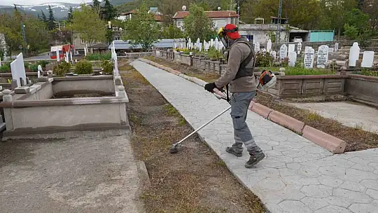 Melikgazi'de mezarlıklar bayrama hazırlanıyor