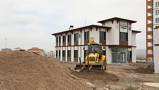 Melikgazi'de sağlık merkezlerine çevre düzenlemesi yapılıyor