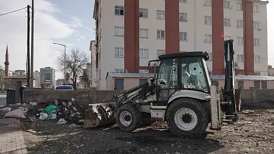 Melikgazi'de şiddetli rüzgarın etkileri temizlendi