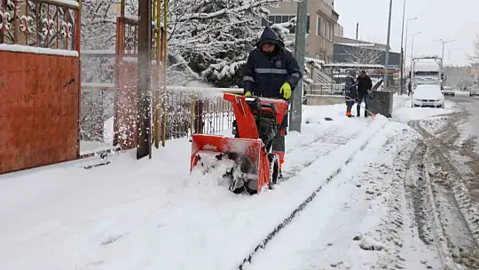 Melikgazi ekipleri 58 mahallede kar küreme çalışması yaptı