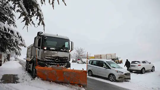 Melikgazi ekipleri 58 mahallede kar küreme çalışması yaptı