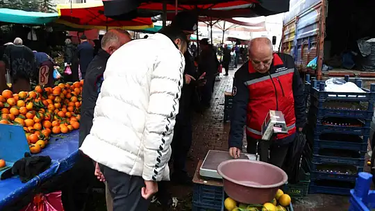 Melikgazi Zabıtası pazar yerlerinde ölçü ayar ve etiket denetimi yaptı