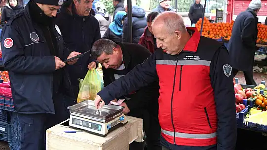 Melikgazi Zabıtası pazar yerlerinde ölçü ayar ve etiket denetimi yaptı