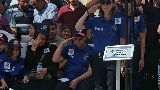 Merhum polis babasını asker selamı ile uğurladı