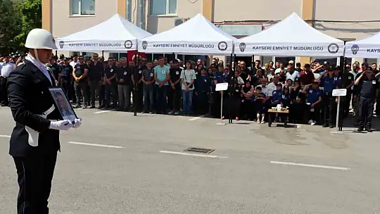 Merhum polis babasını asker selamı ile uğurladı