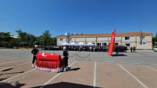 Merhum polis babasını asker selamı ile uğurladı