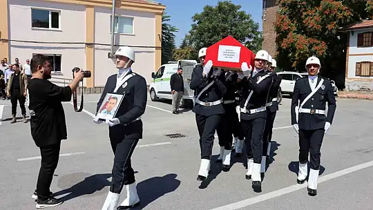 Merhum polis babasını asker selamı ile uğurladı