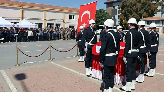 Merhum polis babasını asker selamı ile uğurladı