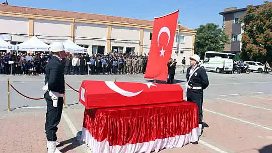 Merhum polis babasını asker selamı ile uğurladı