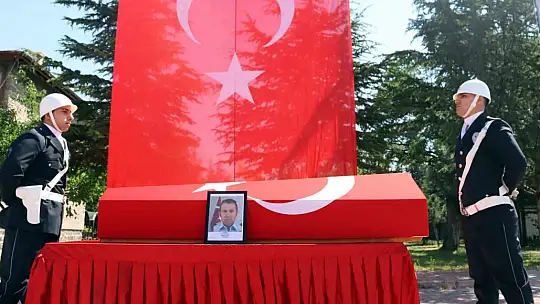 Merhum polis babasını asker selamı ile uğurladı