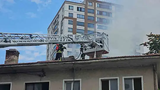 Metruk evin çatısında çıkan yangını itfaiye söndürdü