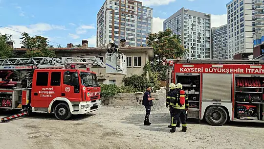 Metruk evin çatısında çıkan yangını itfaiye söndürdü
