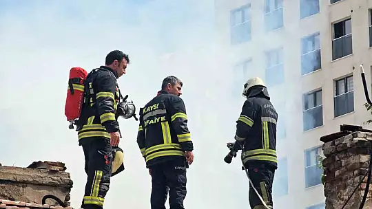 Metruk evin çatısında çıkan yangını itfaiye söndürdü