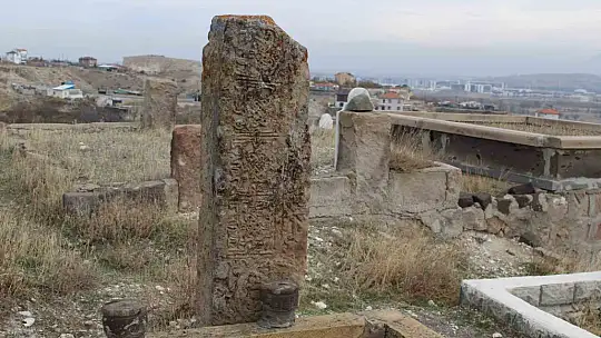 Mezarlıktaki esrarengiz taş