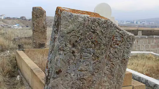 Mezarlıktaki esrarengiz taş