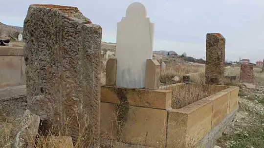 Mezarlıktaki esrarengiz taş