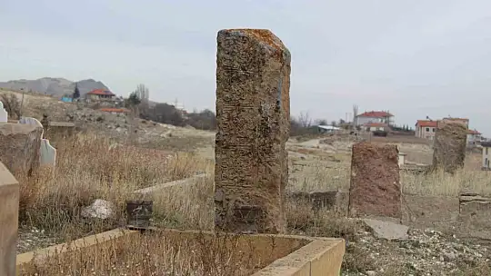 Mezarlıktaki esrarengiz taş