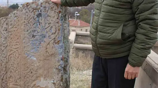 Mezarlıktaki esrarengiz taş