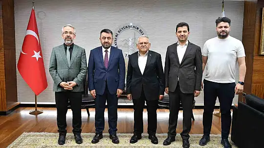 Milli kaleci Doğan Alemdar, Başkan Büyükkılıç'ı ziyaret etti