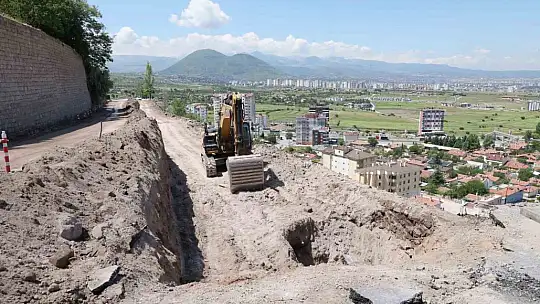 Mimarsinan mahallesinde çöken istinat duvarında inceleme yapıldı