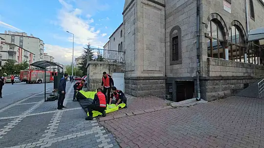 Minareden intihar girişimini polis engelledi