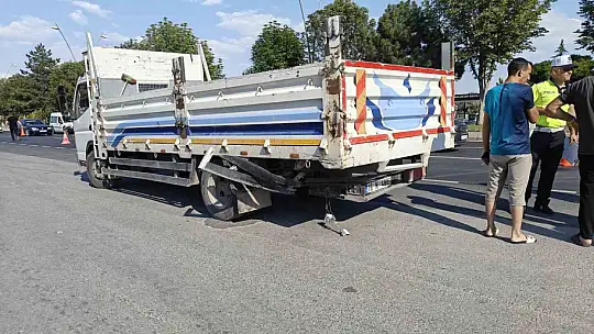 Minibüs kamyona arkadan çarptı: 1 yaralı