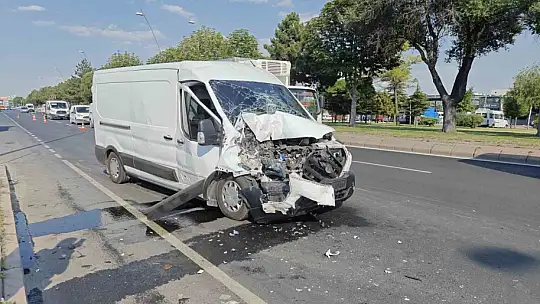 Minibüs kamyona arkadan çarptı: 1 yaralı