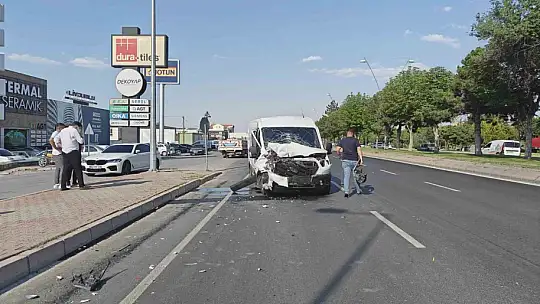Minibüs kamyona arkadan çarptı: 1 yaralı