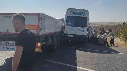 Minibüs tıra çarptı: 11 yaralı