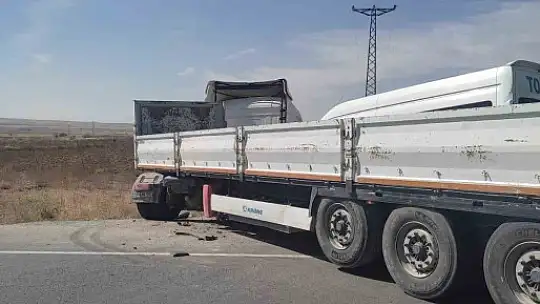 Minibüs tıra çarptı: 11 yaralı