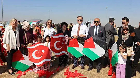 Minik öğrenciler 'gökyüzünden' mesaj verdi
