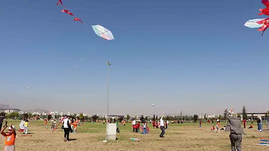Minik öğrenciler 'gökyüzünden' mesaj verdi