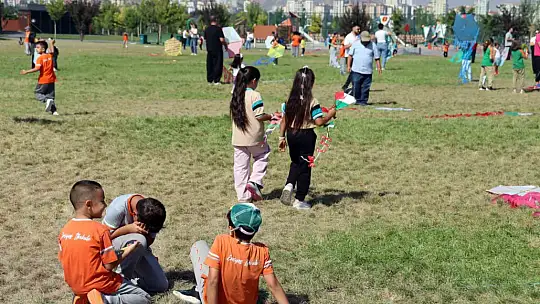 Minik öğrenciler 'gökyüzünden' mesaj verdi